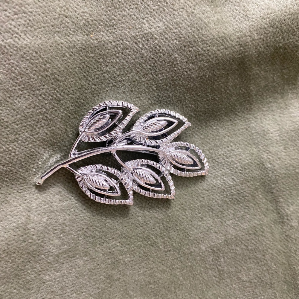Brooch branch with leaves costume jewelry 12-41